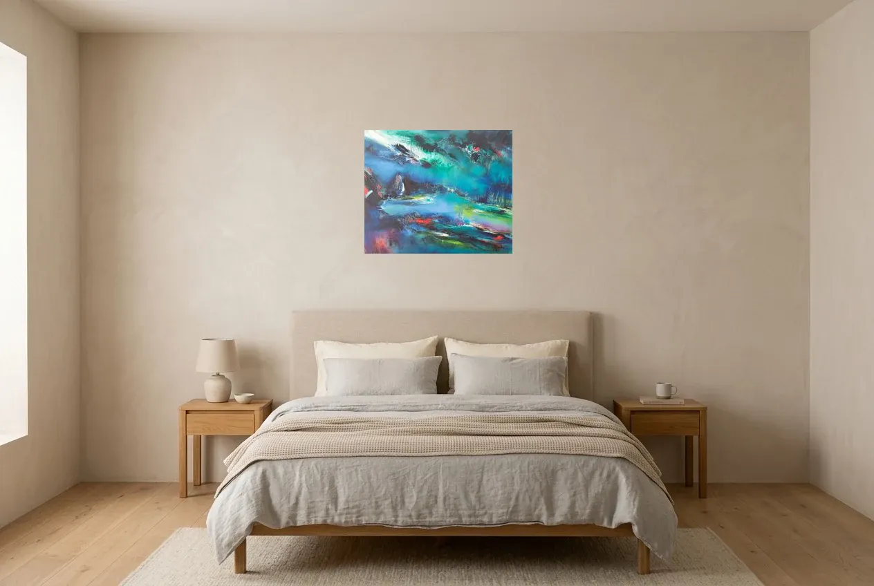 Tableau Abstrait Bleu 59 “Lac Paisible”, peinture originale à l'huile par Régine Gardan, 60 × 50 cm, tableau bleu accroché dans une chambre