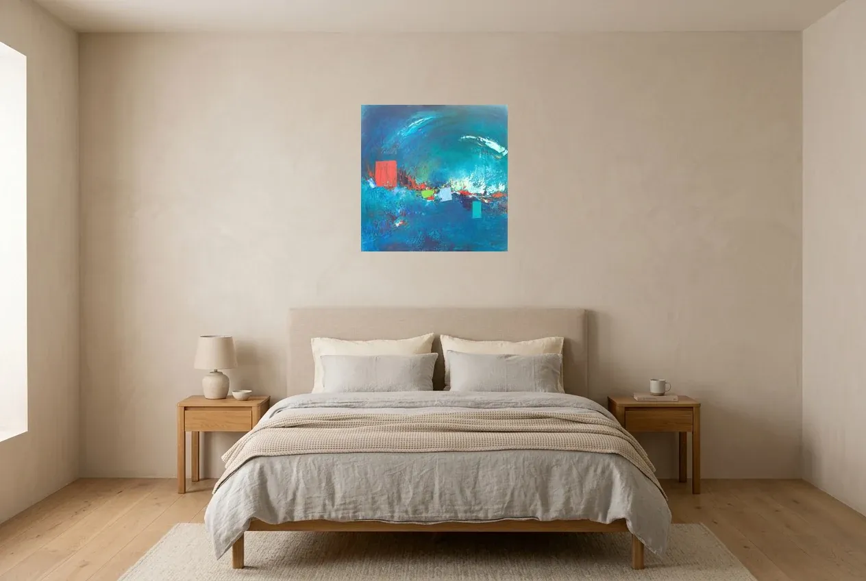 Tableau Abstrait Bleu 60 “Torrent De Mystères”, peinture originale à l'huile par Régine Gardan, 60 × 60 cm, tableau bleu accroché dans une chambre