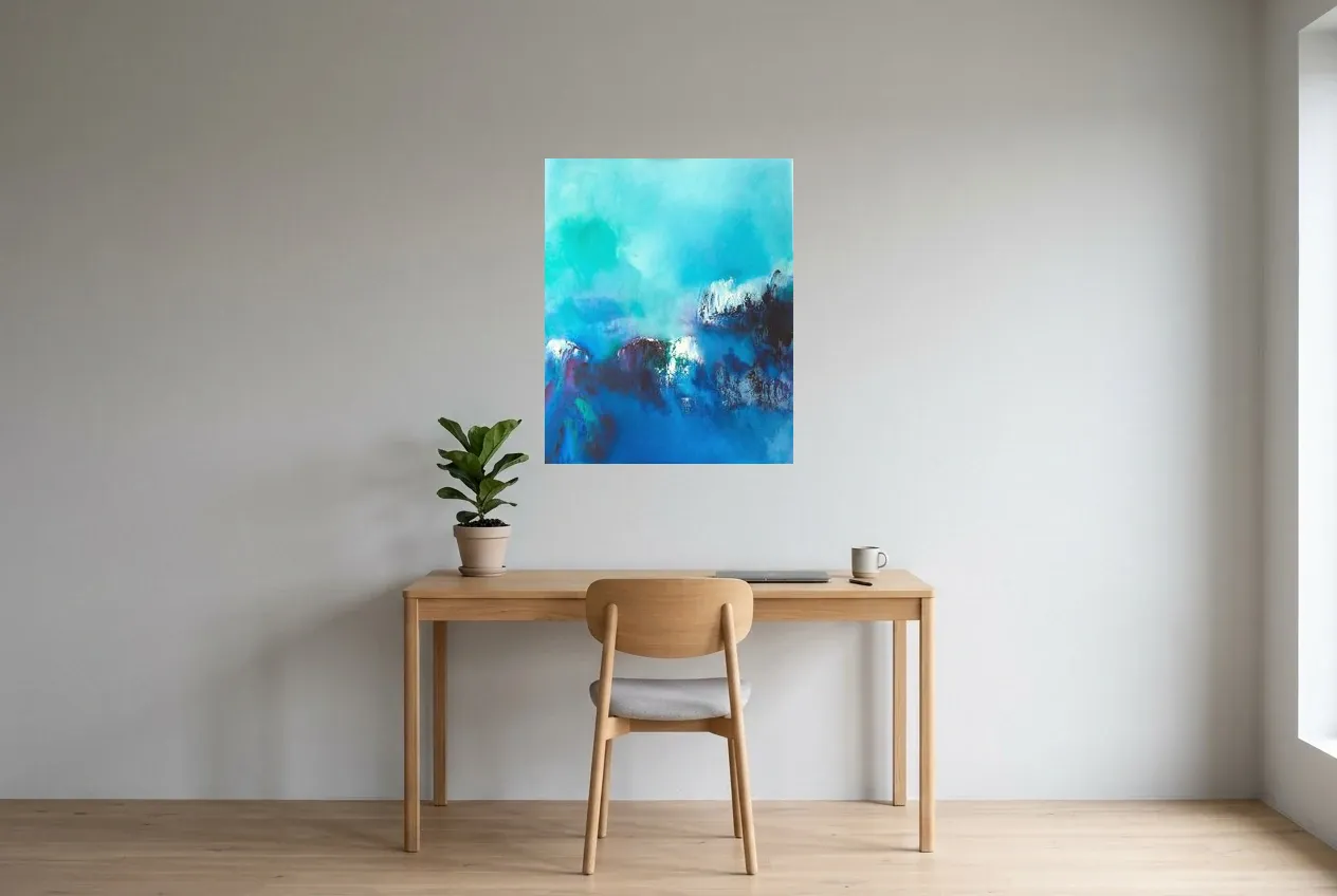 Tableau Abstrait Bleu 76 “Baie Des Anges”, peinture originale à l'huile par Régine Gardan, 65 × 80 cm, tableau bleu accroché dans un bureau