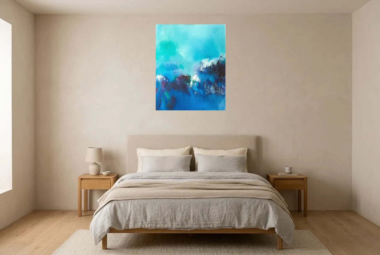 Tableau abstrait turquoise et bleu Baie Des Anges de Régine Gardan accroché au-dessus d'un lit à tête de lit beige, dans une chambre aux murs sable
