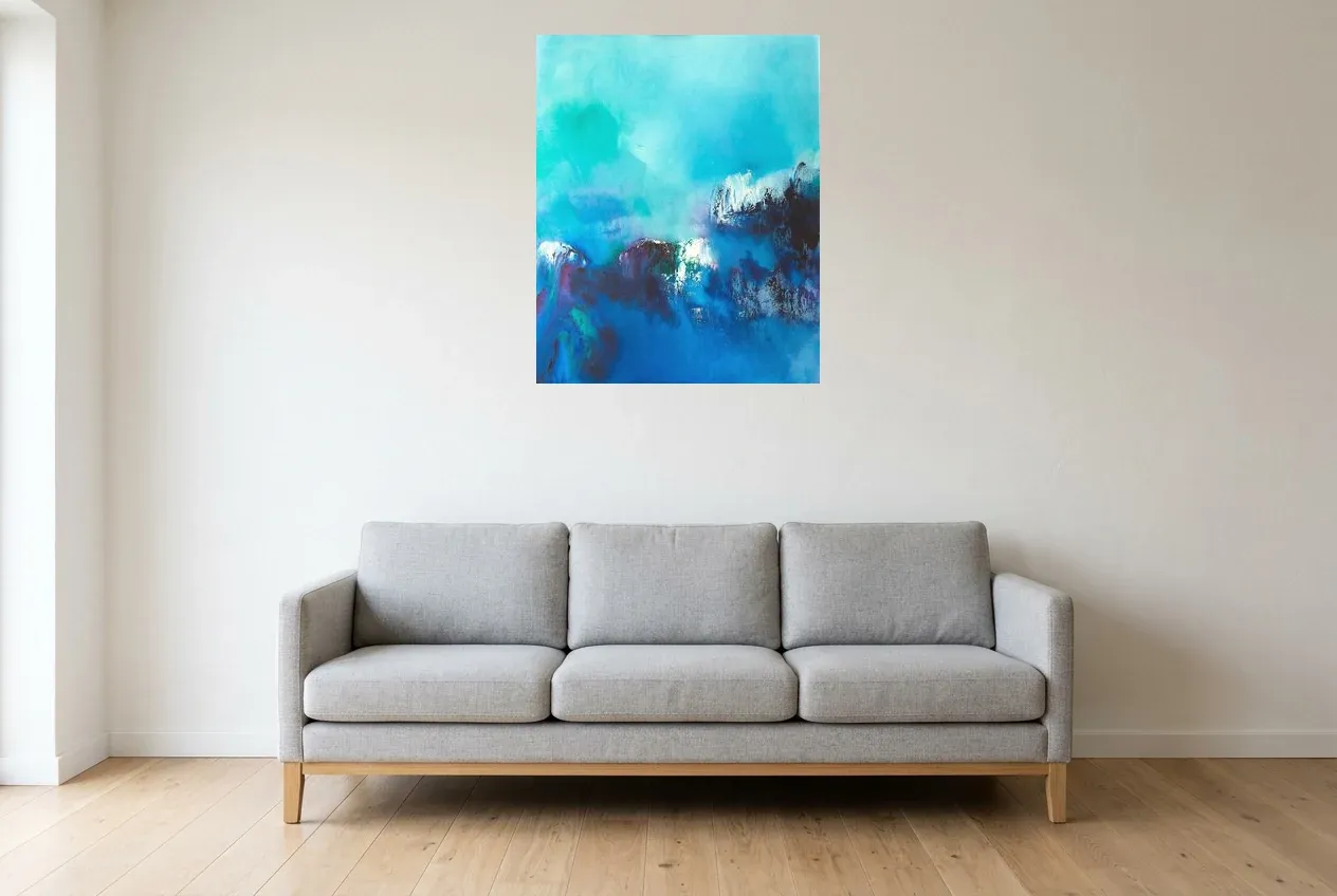 Tableau Abstrait Bleu 76 “Baie Des Anges”, peinture originale à l'huile par Régine Gardan, 65 × 80 cm, tableau bleu accroché dans un salon