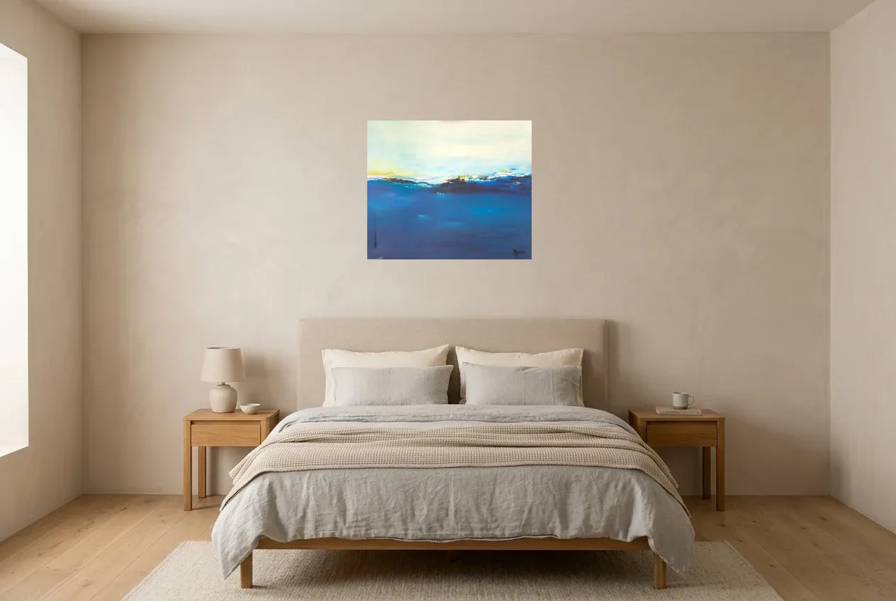 Tableau Abstrait Bleu 78 “Vague Douce”, peinture originale à l'huile par Régine Gardan, 65 × 55 cm, tableau bleu accroché dans une chambre
