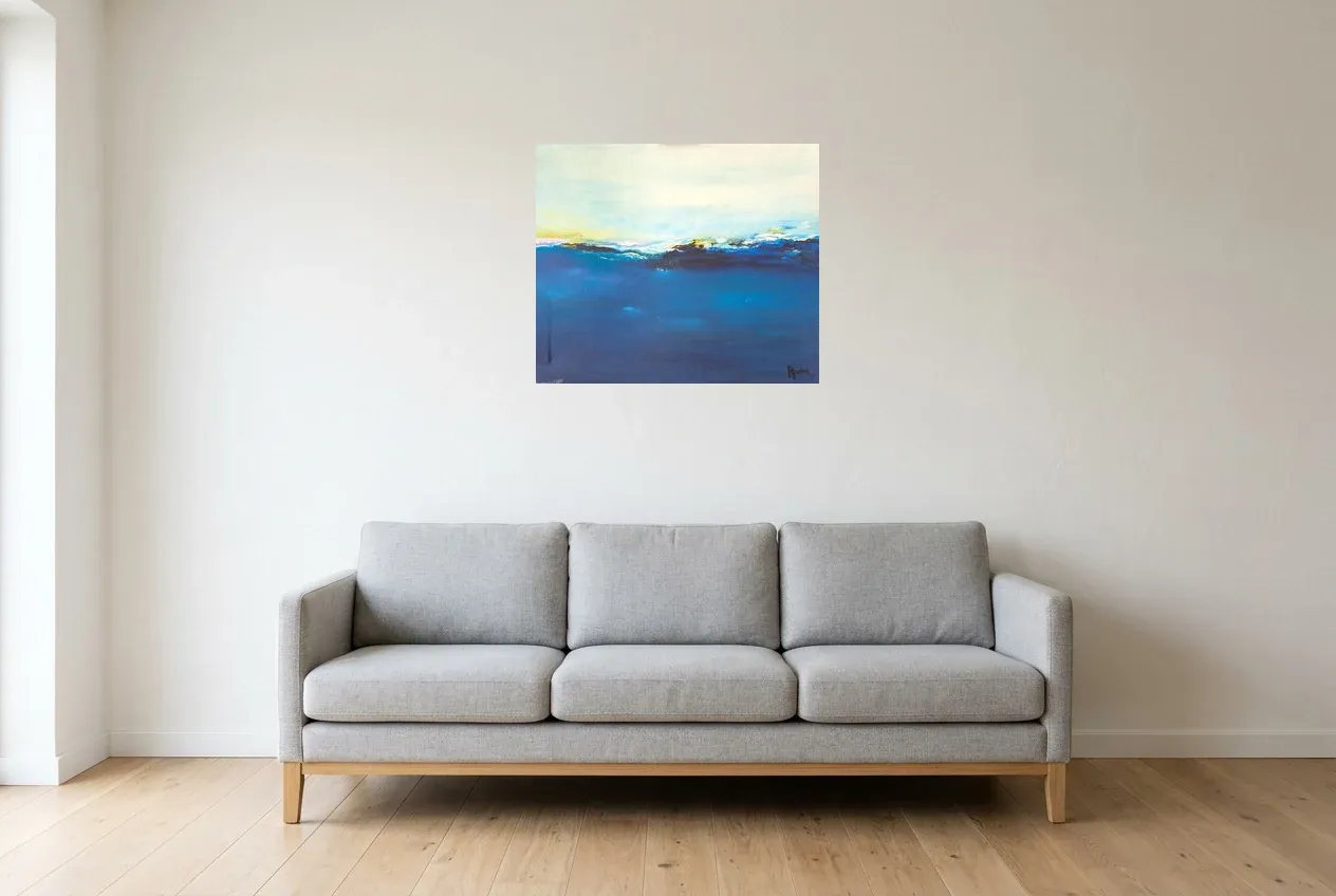 Tableau Abstrait Bleu 78 “Vague Douce”, peinture originale à l'huile par Régine Gardan, 65 × 55 cm, tableau bleu accroché dans un salon