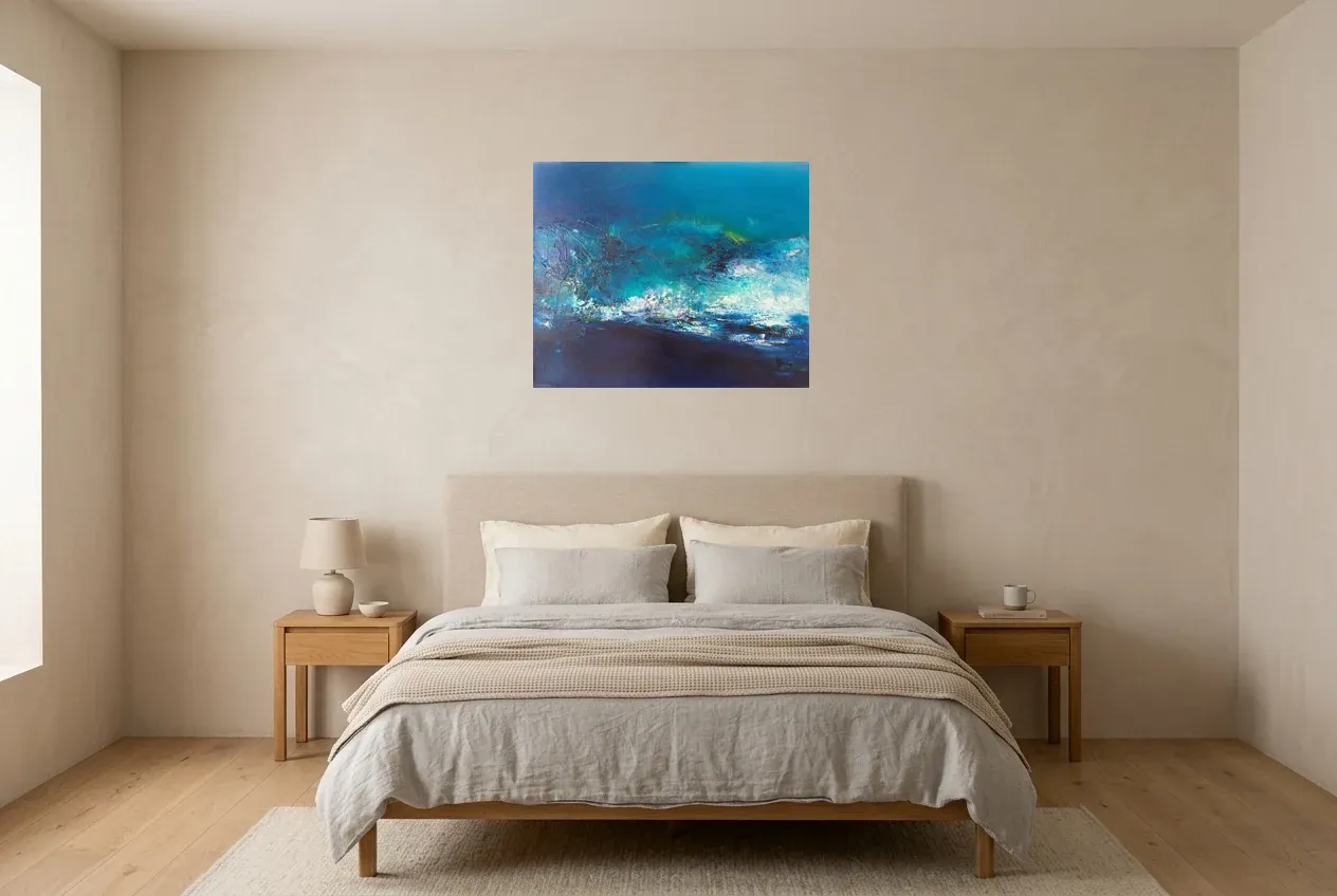 Tableau Abstrait Bleu “Île Volante” 92, peinture originale à l'huile par Régine Gardan, 73 × 60 cm, tableau bleu accroché dans une chambre