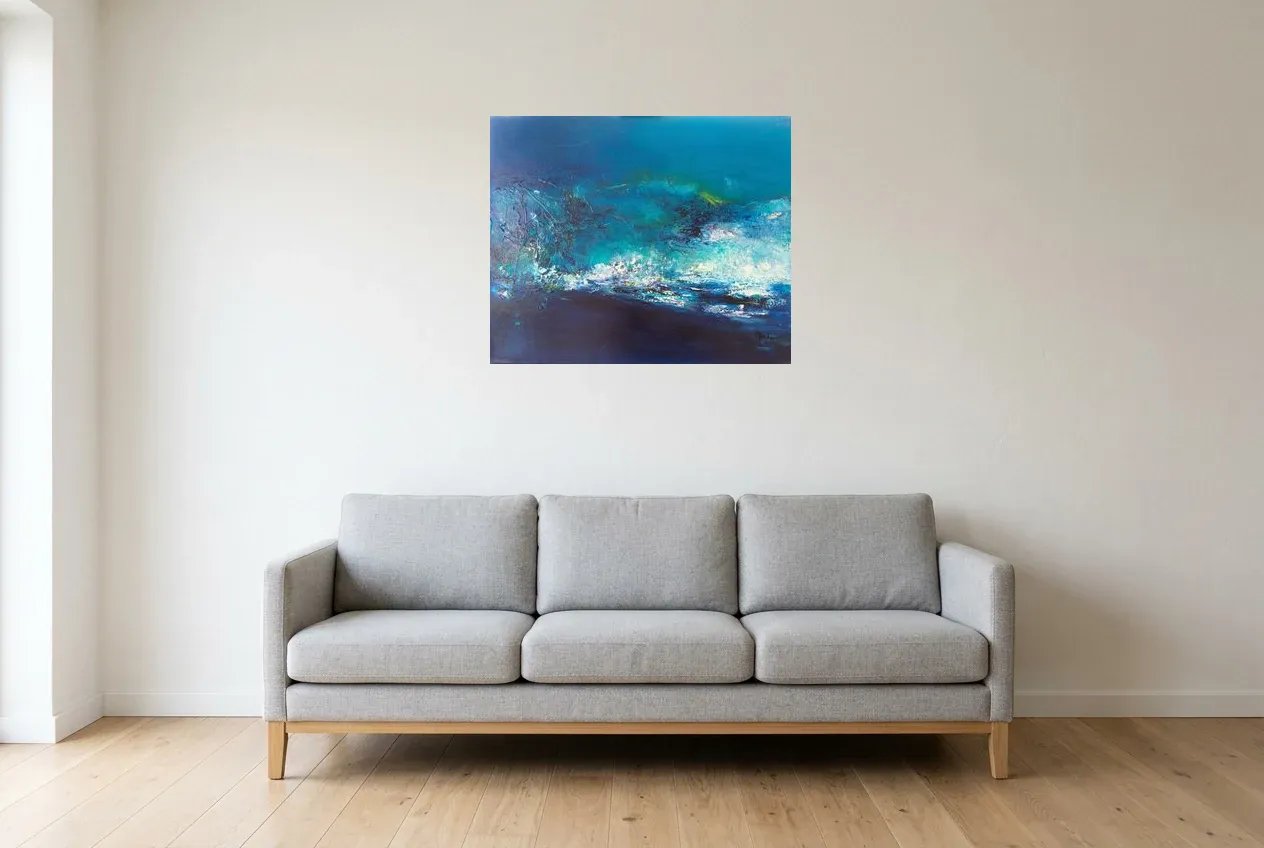 Tableau Abstrait Bleu “Île Volante” 92, peinture originale à l'huile par Régine Gardan, 73 × 60 cm, tableau bleu accroché dans un salon