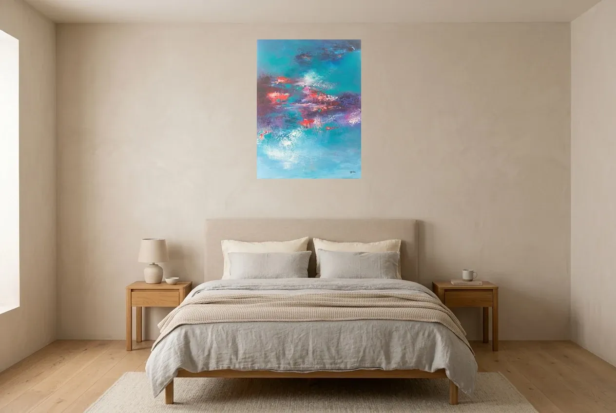 Tableau Abstrait Bleu 93 “Fleuve Chaleureux”, peinture originale à l'huile par Régine Gardan, 60 × 80 cm, tableau bleu accroché dans une chambre
