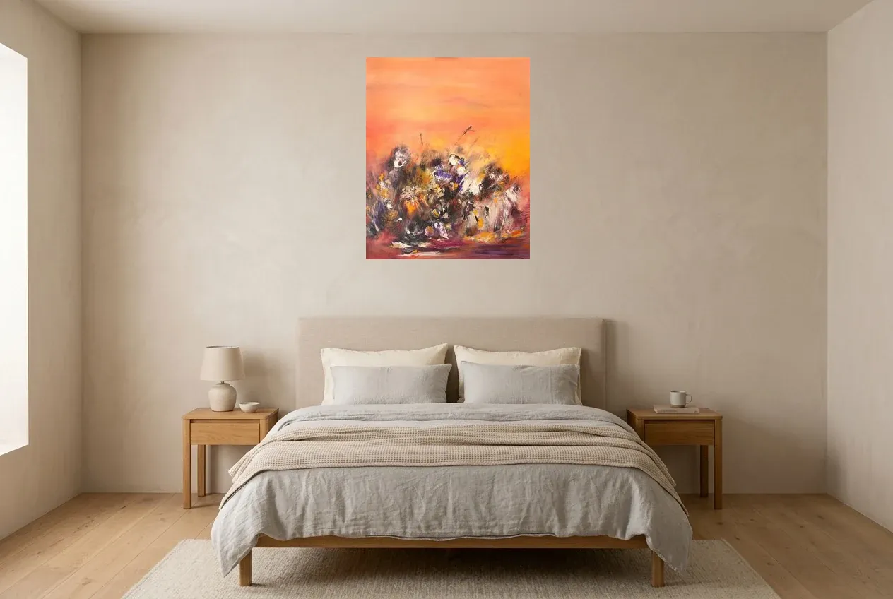Tableau Abstrait Rouge 44 “Uluru”, peinture originale à l'huile par Régine Gardan, 65 × 80 cm, tableau rouge accroché dans une chambre
