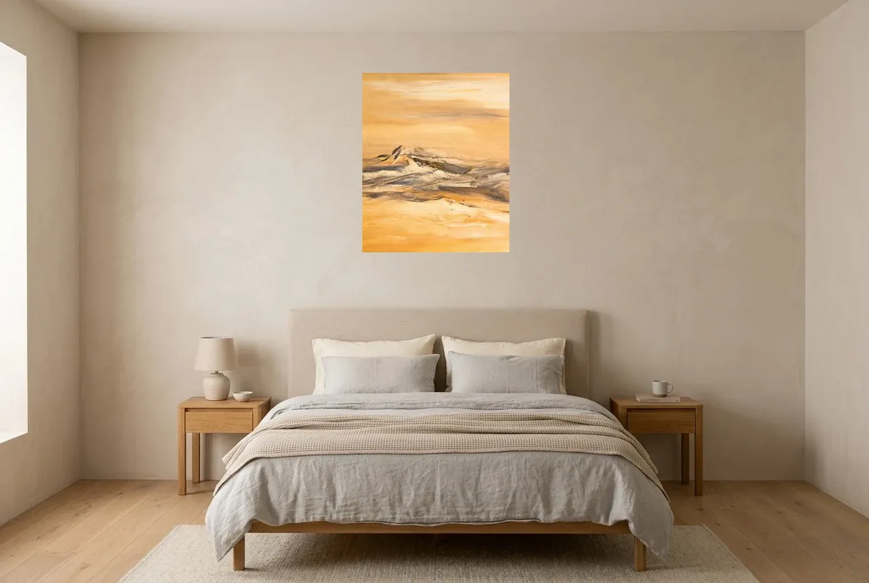 Tableau Abstrait Jaune 162 “Sahara”, peinture originale à l'huile par Régine Gardan, 60 × 73 cm, tableau jaune accroché dans une chambre