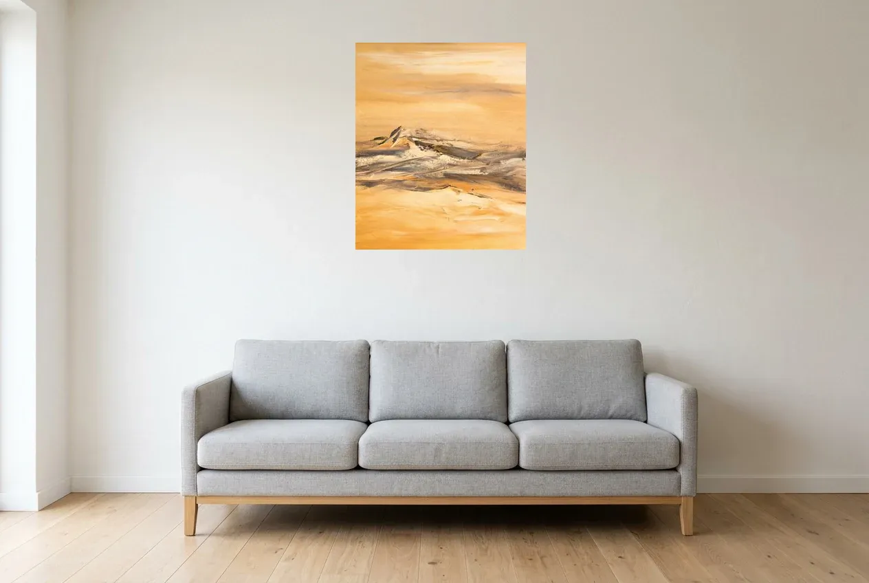 Tableau Abstrait Jaune 162 “Sahara”, peinture originale à l'huile par Régine Gardan, 60 × 73 cm, tableau jaune accroché dans un salon