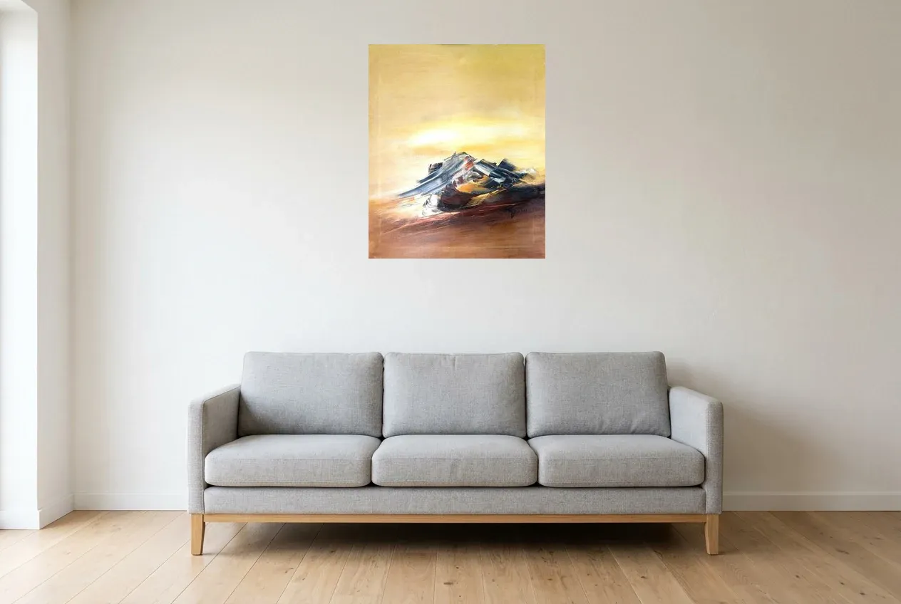 Tableau Abstrait Jaune 171 “Rose Des Sables”, peinture originale à l'huile par Régine Gardan, 60 × 73 cm, tableau jaune accroché dans un salon