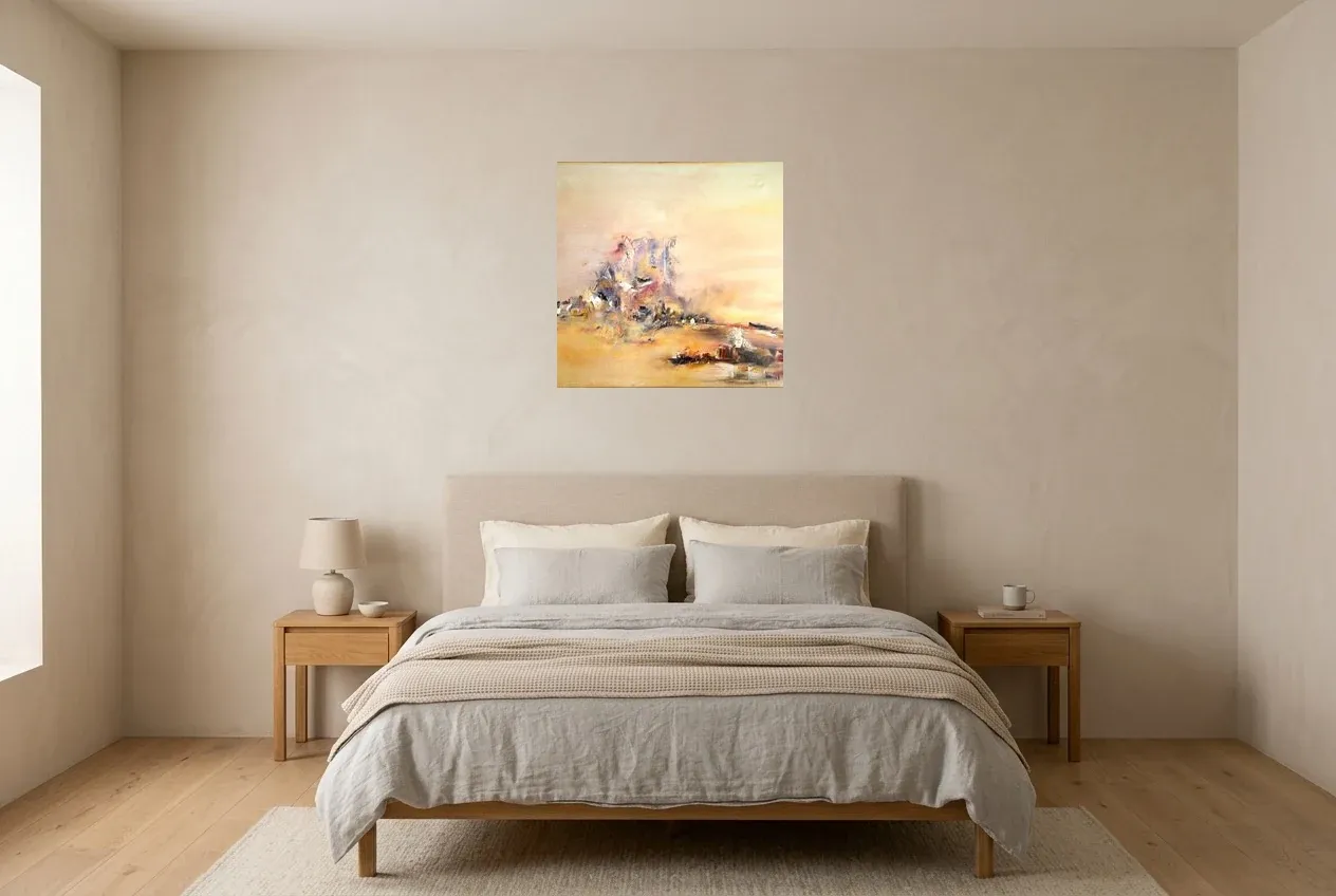 Tableau Abstrait Jaune 190 “Volcan Marin”, peinture originale à l'huile par Régine Gardan, 60 × 60 cm, tableau jaune accroché dans une chambre