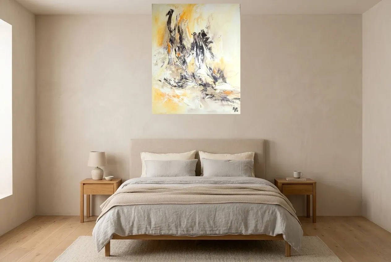 Tableau Abstrait Jaune 197 “Incarnation”, peinture originale à l'huile par Régine Gardan, 80 × 100 cm, tableau jaune accroché dans une chambre