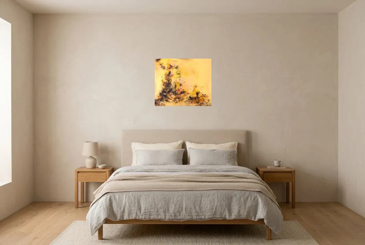 Tableau Abstrait Jaune 23 “Terre Volcanique”, peinture originale à l'huile par Régine Gardan, 55 × 46 cm, tableau jaune accroché dans une chambre