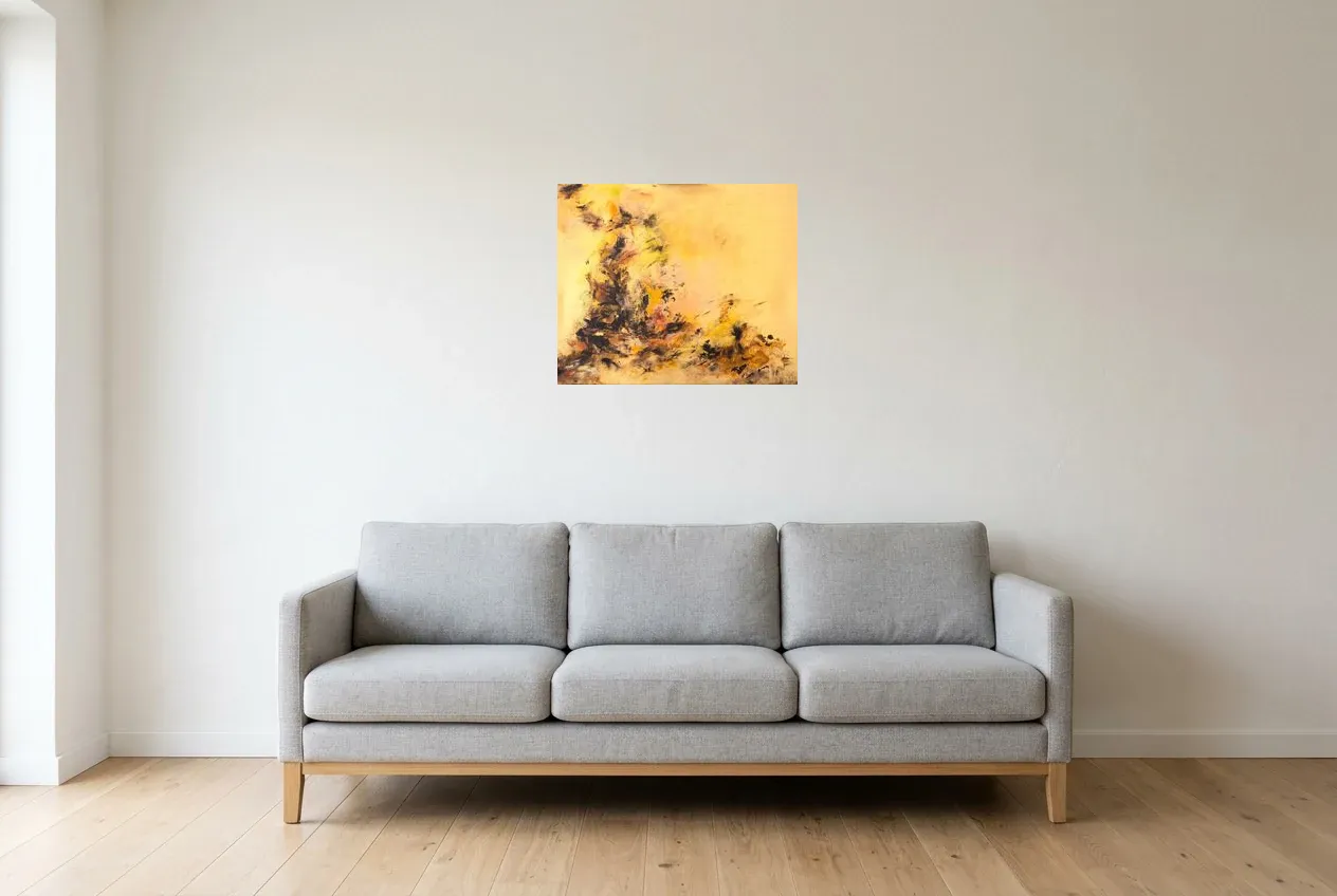 Tableau Abstrait Jaune 23 “Terre Volcanique”, peinture originale à l'huile par Régine Gardan, 55 × 46 cm, tableau jaune accroché dans un salon