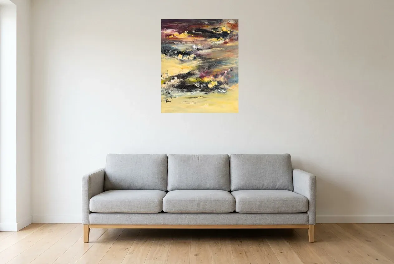 Tableau abstrait jaune et noir Ying Yang de Régine Gardan accroché au-dessus d'un canapé gris dans un salon clair au parquet clair