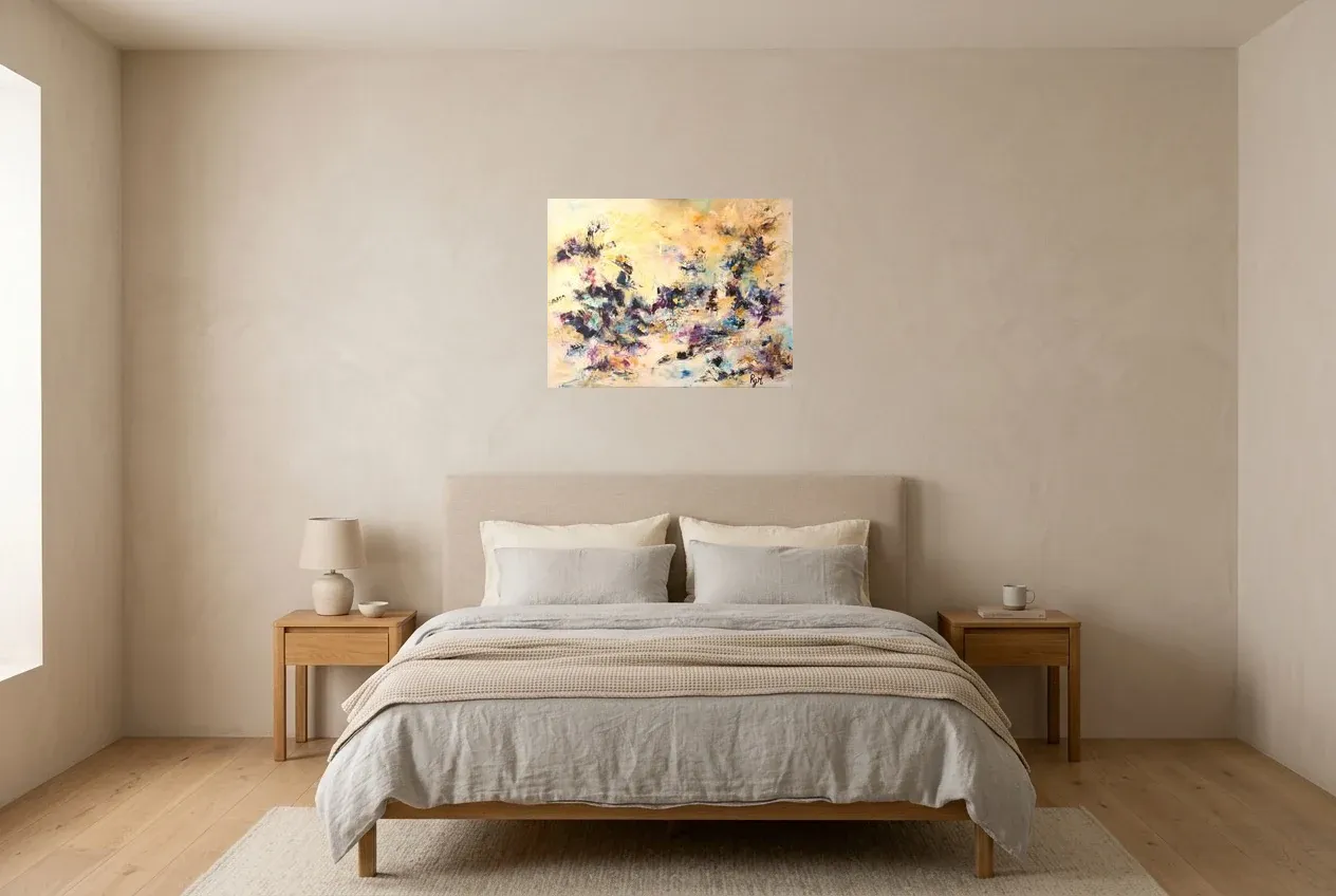 Tableau Abstrait Jaune 34 “Obsidienne”, peinture originale à l'huile par Régine Gardan, 65 × 50 cm, tableau jaune accroché dans une chambre