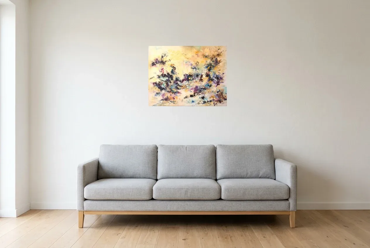 Tableau Abstrait Jaune 34 “Obsidienne”, peinture originale à l'huile par Régine Gardan, 65 × 50 cm, tableau jaune accroché dans un salon