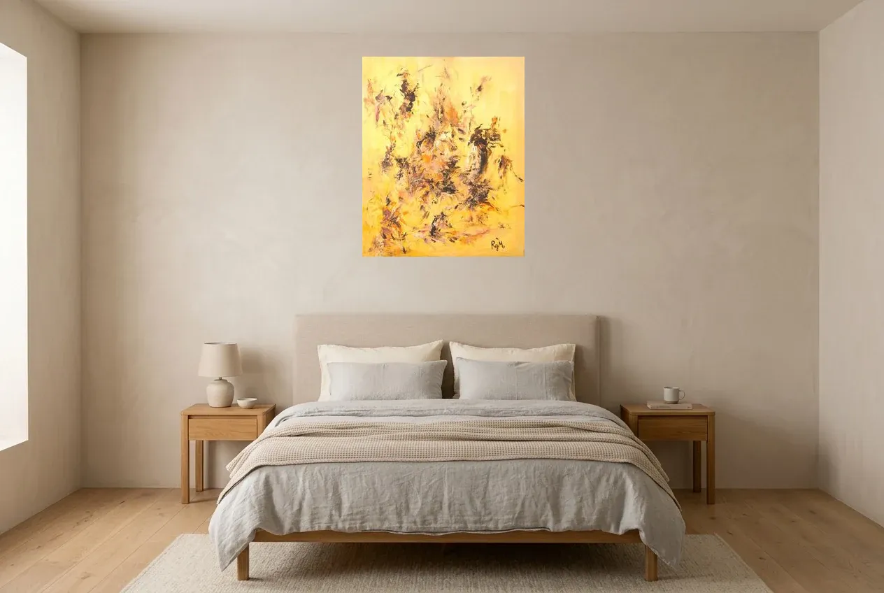 Tableau Abstrait Jaune 38 “Savane”, peinture originale à l'huile par Régine Gardan, 65 × 80 cm, tableau jaune accroché dans une chambre