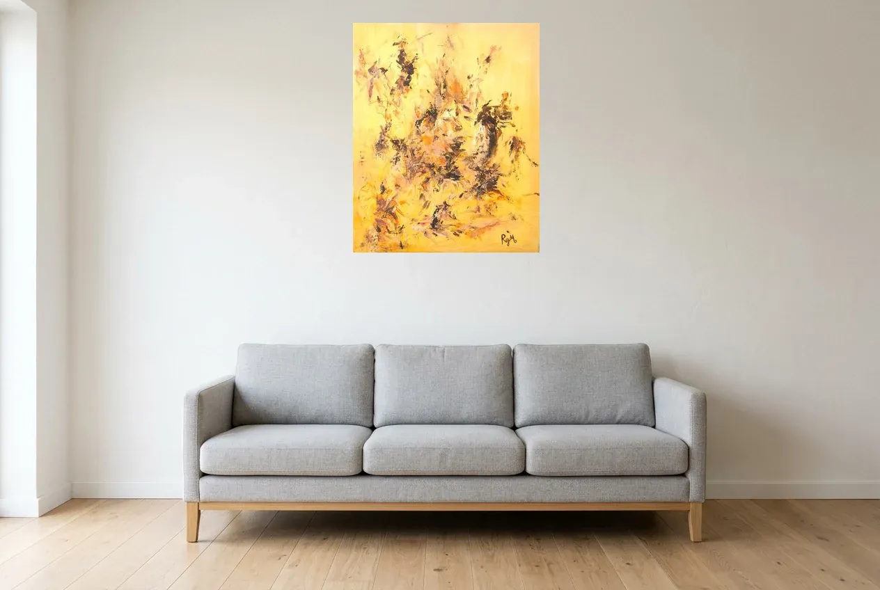 Tableau Abstrait Jaune 38 “Savane”, peinture originale à l'huile par Régine Gardan, 65 × 80 cm, tableau jaune accroché dans un salon