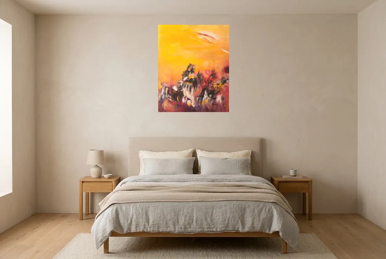 Tableau Abstrait Jaune 43 “Soleil”, peinture originale à l'huile par Régine Gardan, 65 × 80 cm, tableau jaune accroché dans une chambre