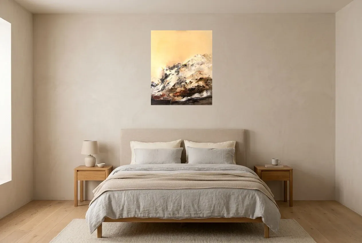Tableau Abstrait Jaune 50 “Forêt Noire”, peinture originale à l'huile par Régine Gardan, 60 × 73 cm, tableau jaune accroché dans une chambre