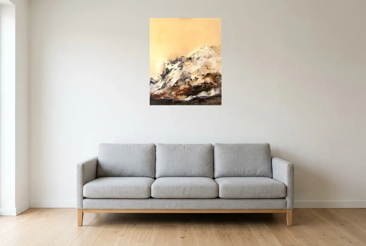Tableau Abstrait Jaune 50 “Forêt Noire”, peinture originale à l'huile par Régine Gardan, 60 × 73 cm, tableau jaune accroché dans un salon