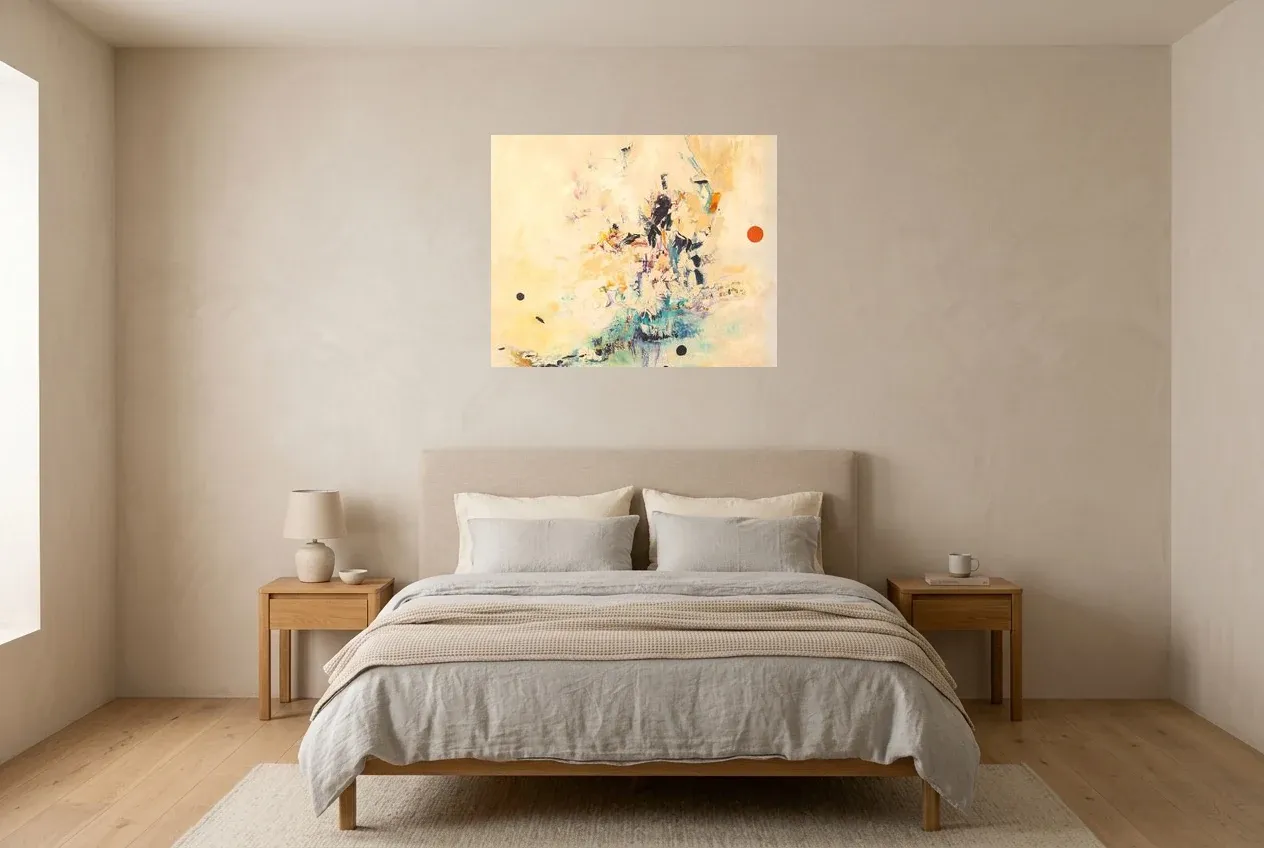 Tableau Abstrait Jaune 56 “Colombe”, peinture originale à l'huile par Régine Gardan, 80 × 65 cm, tableau jaune accroché dans une chambre