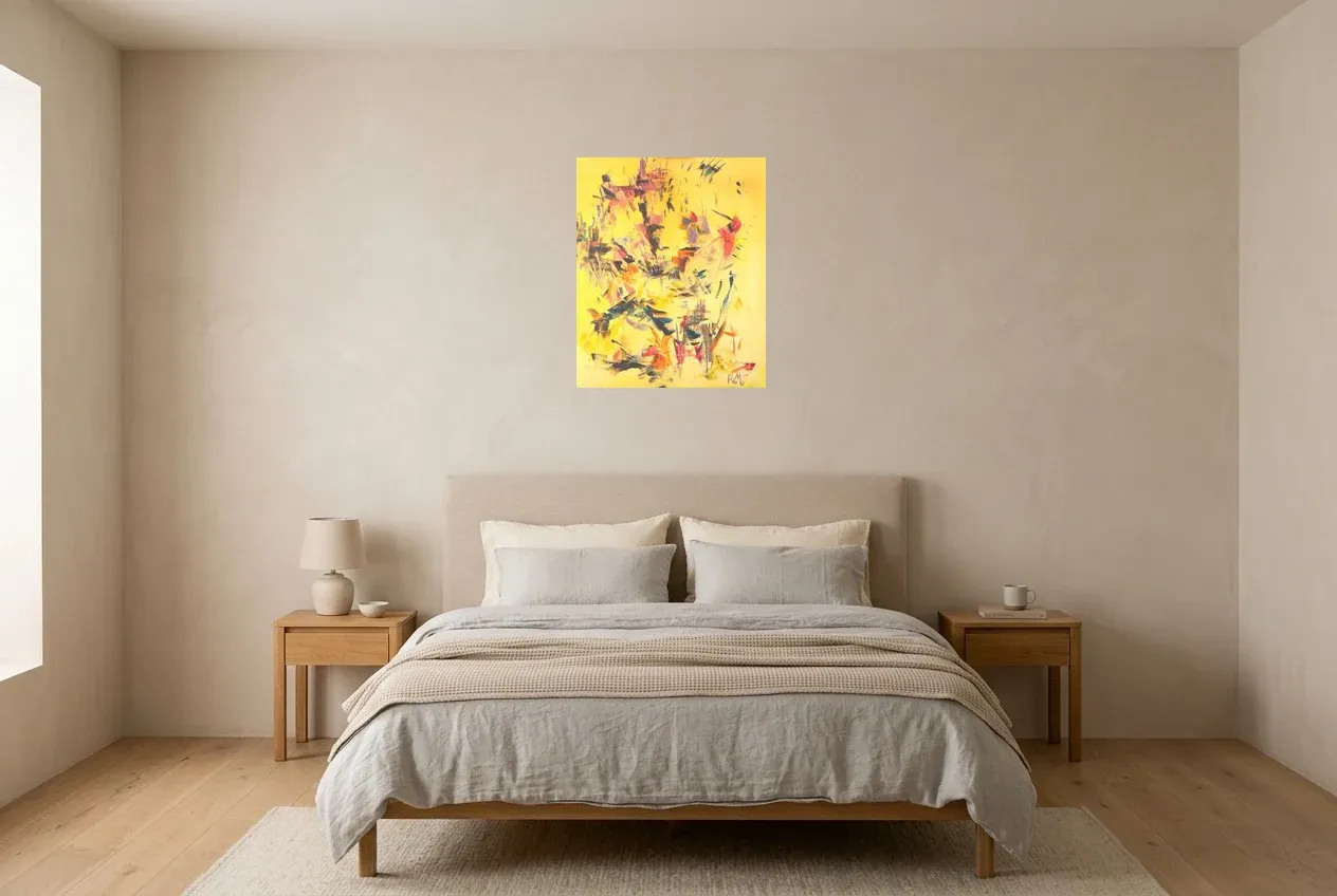 Tableau Abstrait Jaune 9 “Masque Africain”, peinture originale à l'huile par Régine Gardan, 50 × 61 cm, tableau jaune accroché dans une chambre