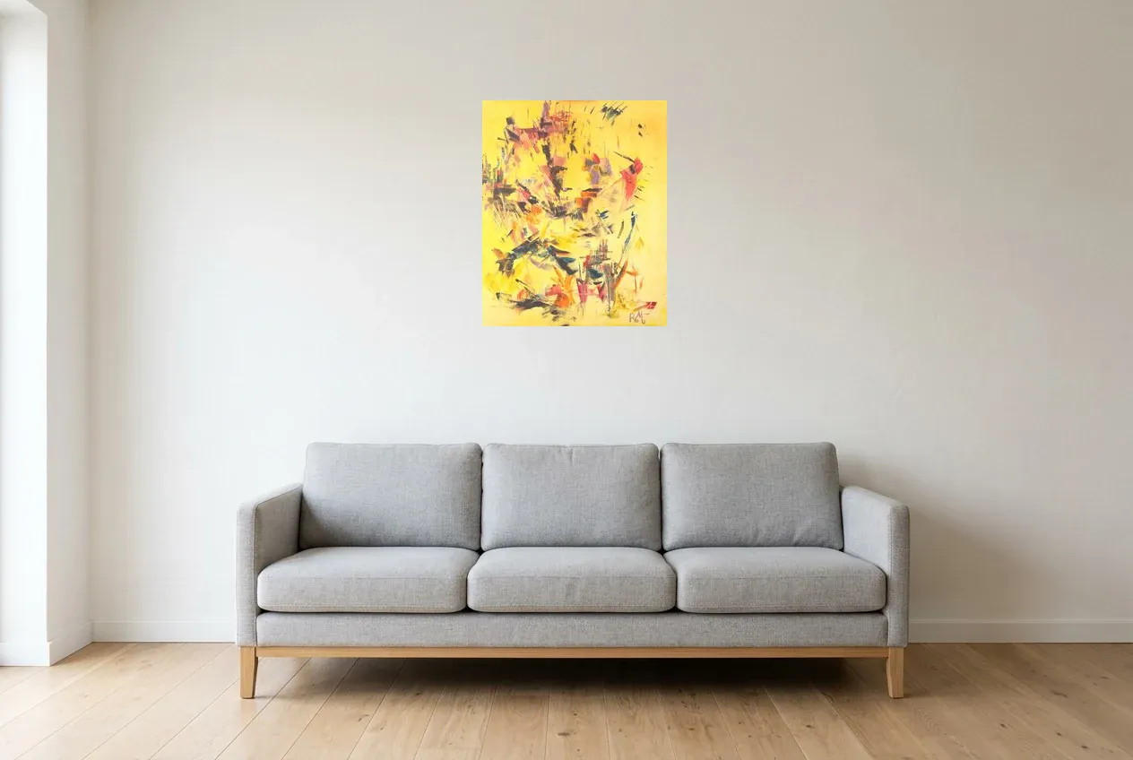 Tableau Abstrait Jaune 9 “Masque Africain”, peinture originale à l'huile par Régine Gardan, 50 × 61 cm, tableau jaune accroché dans un salon