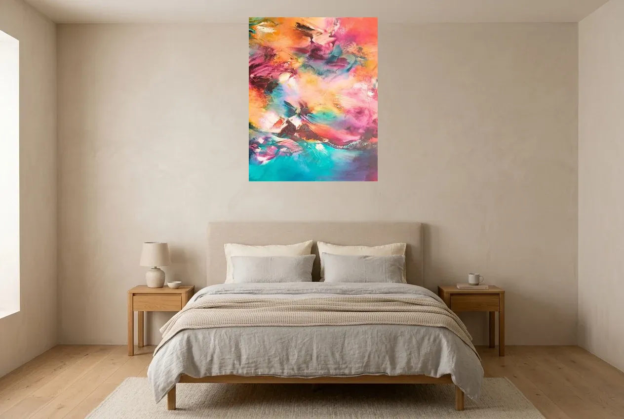 Tableau Abstrait Multicolore 239 “Idylle”, peinture originale à l'huile par Régine Gardan, 73 × 93 cm, tableau multicolore accroché dans une chambre