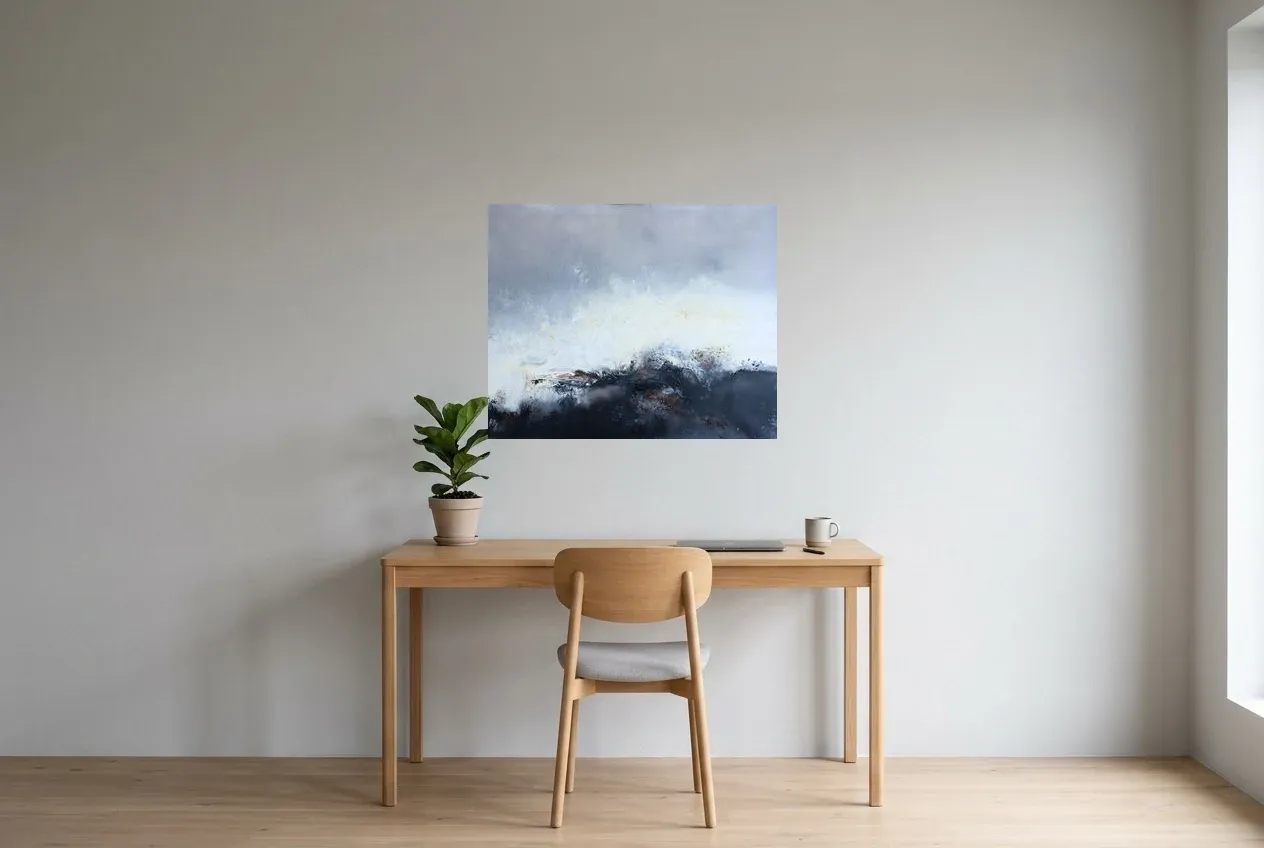 Tableau Abstrait Noir 137 “Himalaya”, peinture originale à l'huile par Régine Gardan, 80 × 65 cm, tableau noir accroché dans un bureau