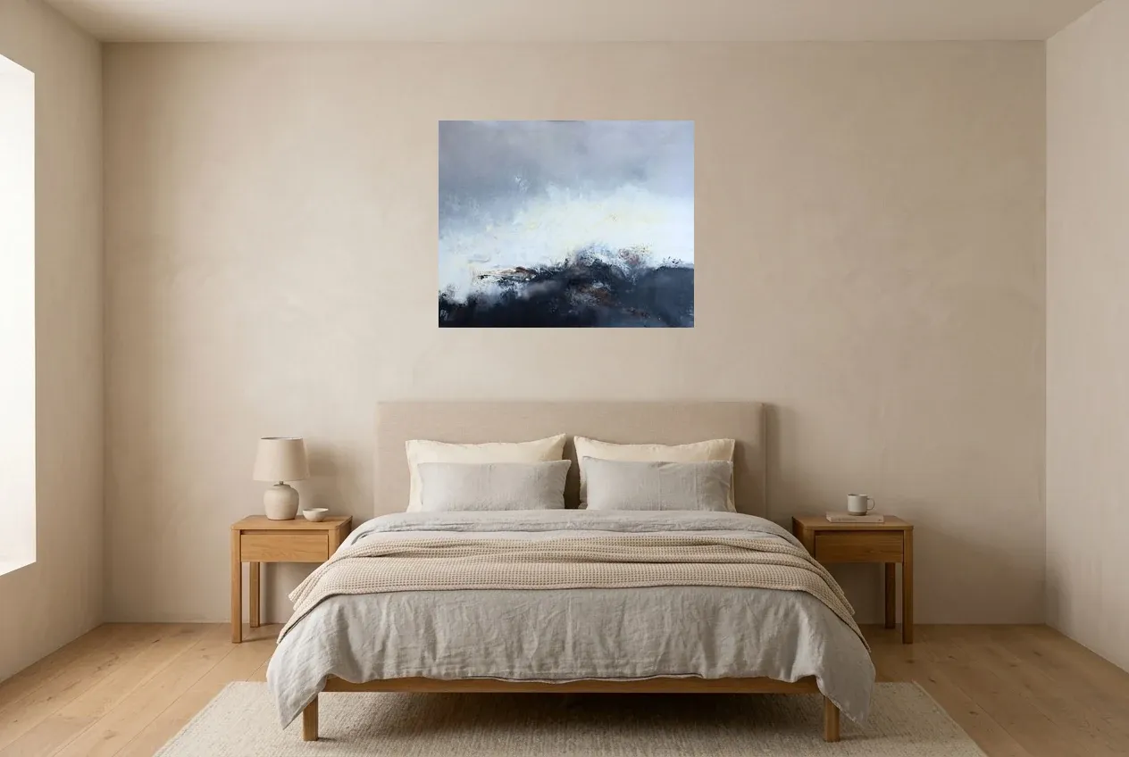 Tableau Abstrait Noir 137 “Himalaya”, peinture originale à l'huile par Régine Gardan, 80 × 65 cm, tableau noir accroché dans une chambre