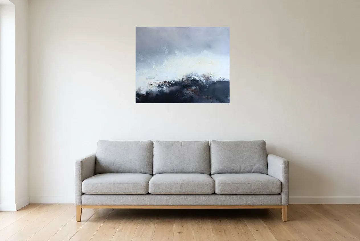 Tableau Abstrait Noir 137 “Himalaya”, peinture originale à l'huile par Régine Gardan, 80 × 65 cm, tableau noir accroché dans un salon