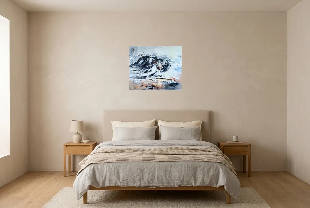 Tableau Abstrait Noir 141 “Antarctique”, peinture originale à l'huile par Régine Gardan, 60 × 50 cm, tableau noir accroché dans une chambre