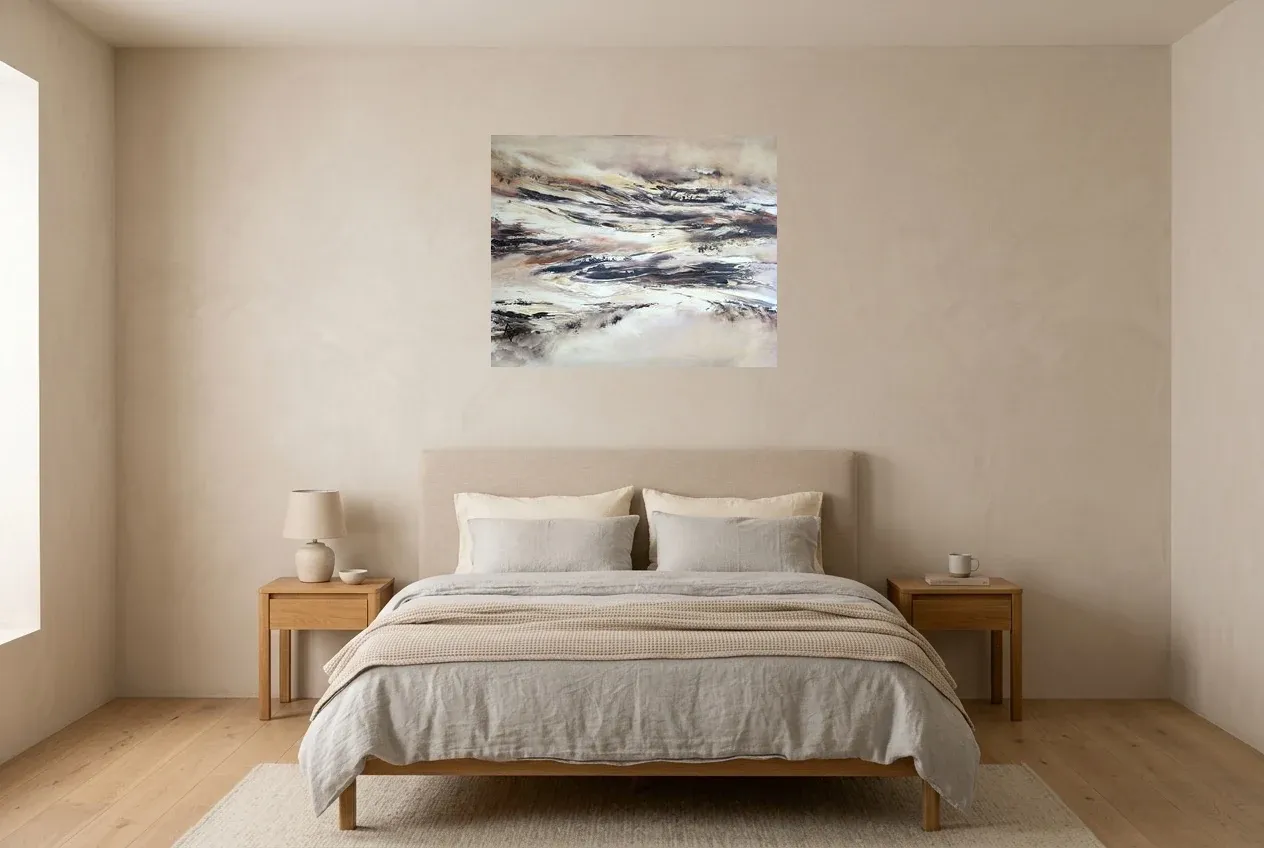 Tableau Abstrait Noir 148 “Désert Rocheux”, peinture originale à l'huile par Régine Gardan, 80 × 65 cm, tableau noir accroché dans une chambre