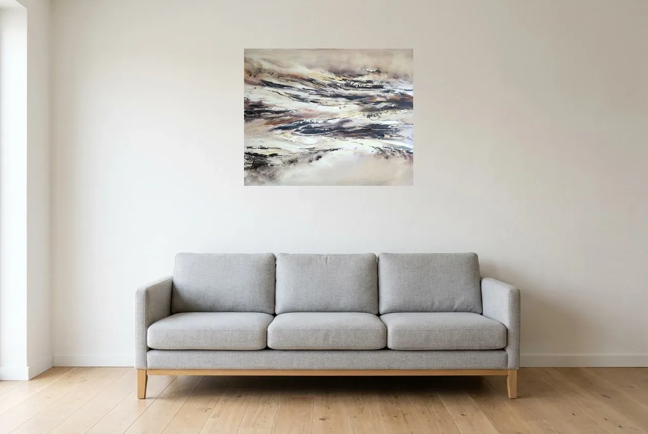 Tableau Abstrait Noir 148 “Désert Rocheux”, peinture originale à l'huile par Régine Gardan, 80 × 65 cm, tableau noir accroché dans un salon