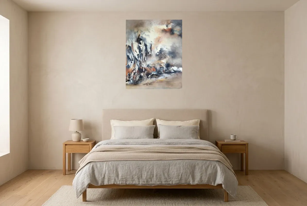 Tableau Abstrait Noir 149 “Château”, peinture originale à l'huile par Régine Gardan, 65 × 80 cm, tableau noir accroché dans une chambre