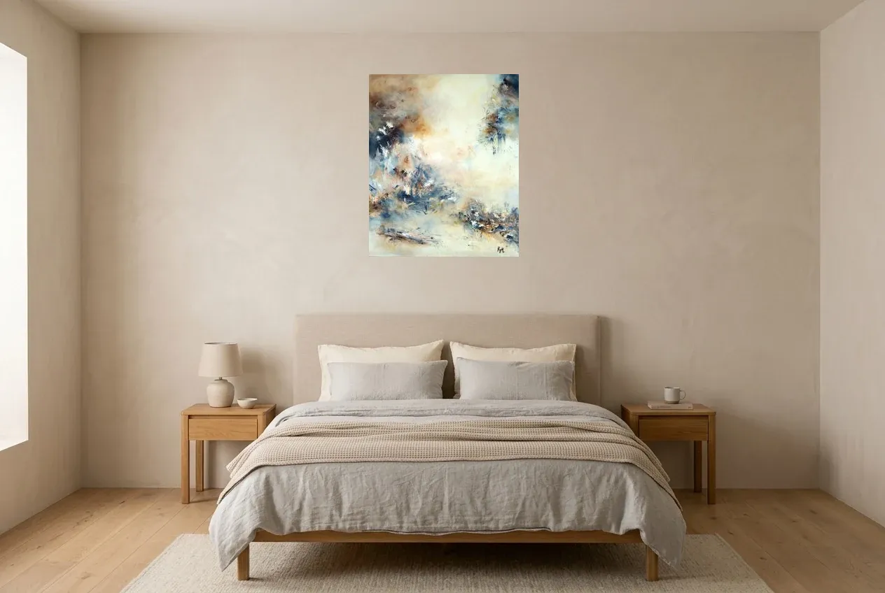 Tableau Abstrait Noir 150 “Crystal”, peinture originale à l'huile par Régine Gardan, 60 × 73 cm, tableau noir accroché dans une chambre