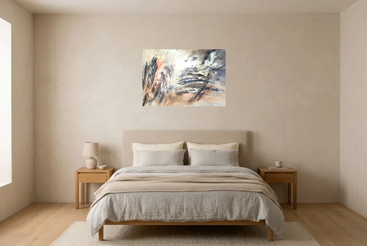 Tableau Abstrait Noir 155 “Distorsion”, peinture originale à l'huile par Régine Gardan, 80 × 55 cm, tableau noir accroché dans une chambre