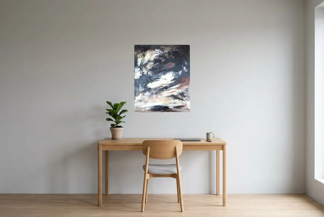 Tableau Abstrait Noir 167 “Mer De Glace”, peinture originale à l'huile par Régine Gardan, 60 × 73 cm, tableau noir accroché dans un bureau