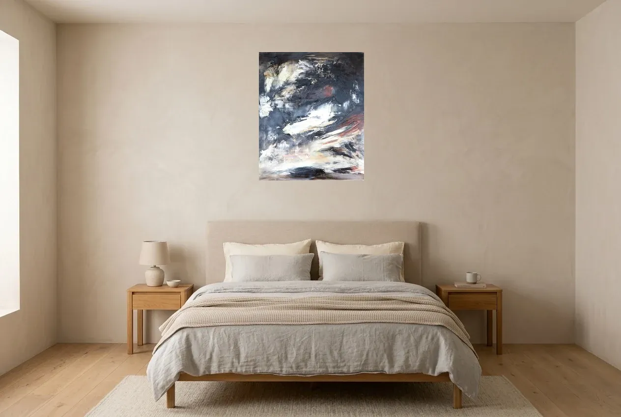 Tableau Abstrait Noir 167 “Mer De Glace”, peinture originale à l'huile par Régine Gardan, 60 × 73 cm, tableau noir accroché dans une chambre