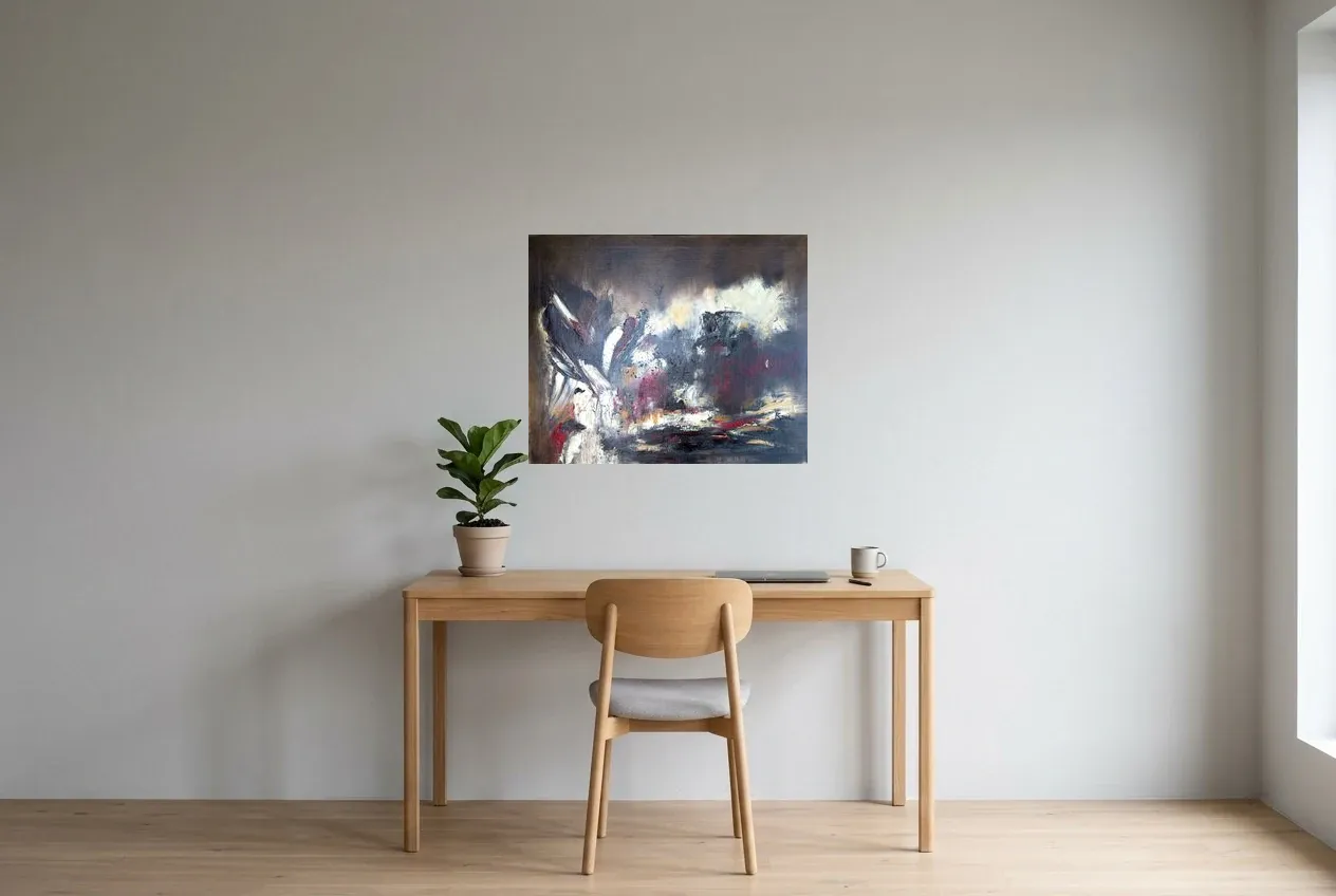 Tableau Abstrait Noir 169 “Univers Carbone”, peinture originale à l'huile par Régine Gardan, 73 × 60 cm, tableau noir accroché dans un bureau