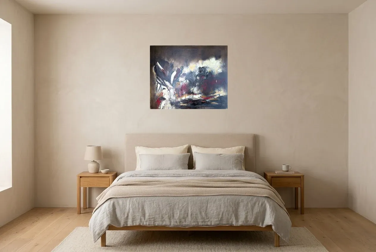 Tableau Abstrait Noir 169 “Univers Carbone”, peinture originale à l'huile par Régine Gardan, 73 × 60 cm, tableau noir accroché dans une chambre