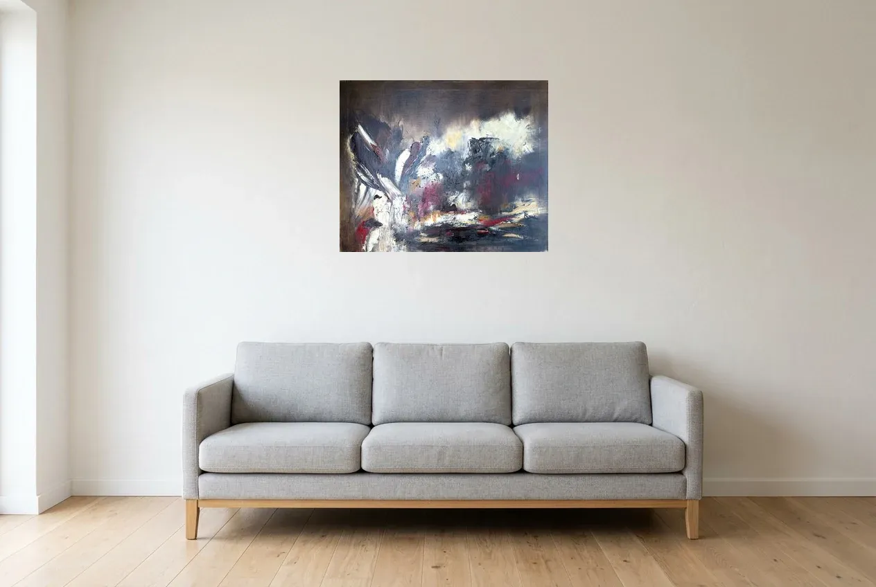 Tableau Abstrait Noir 169 “Univers Carbone”, peinture originale à l'huile par Régine Gardan, 73 × 60 cm, tableau noir accroché dans un salon