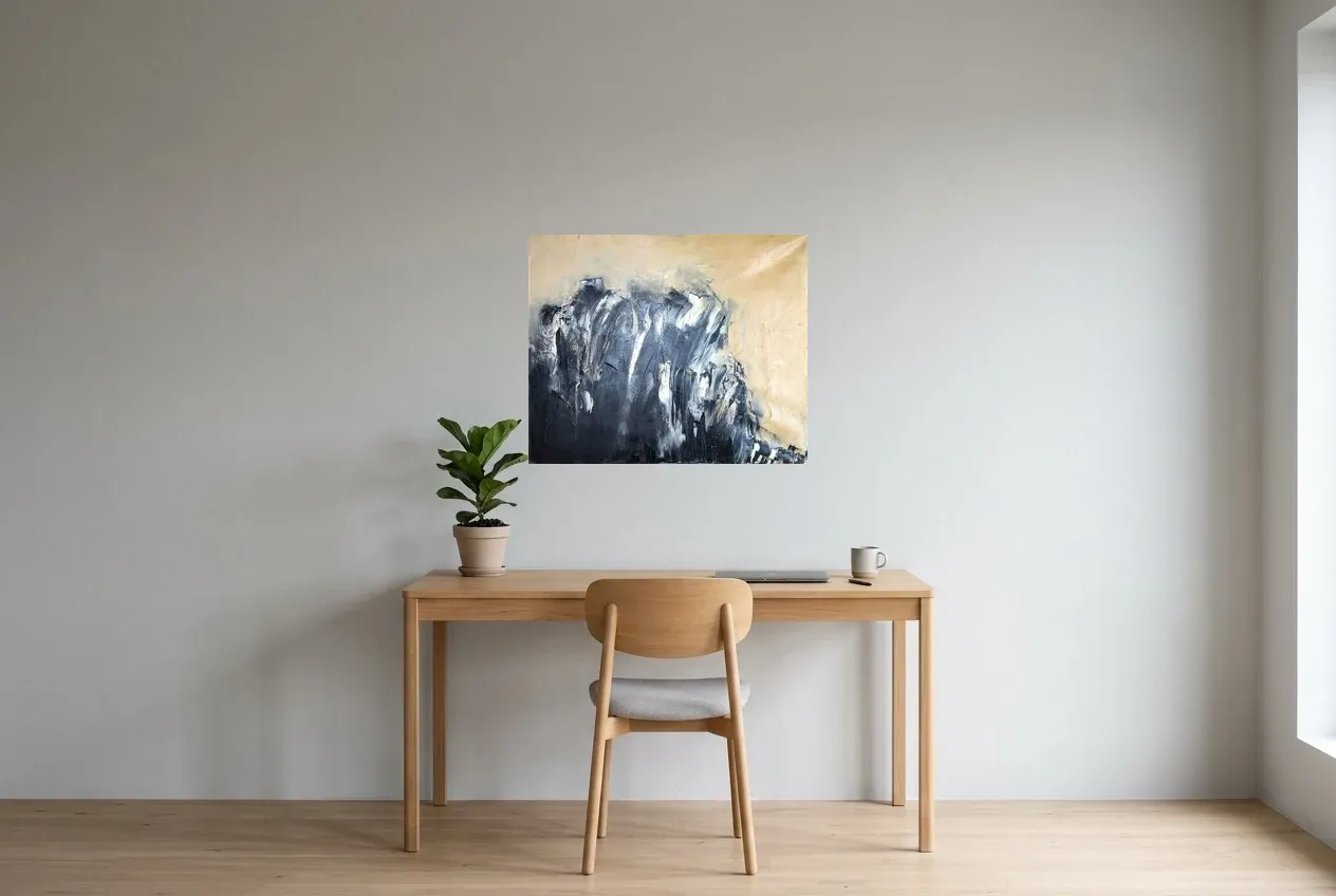 Tableau Abstrait Noir 170 “Onyx”, peinture originale à l'huile par Régine Gardan, 73 × 60 cm, tableau noir accroché dans un bureau