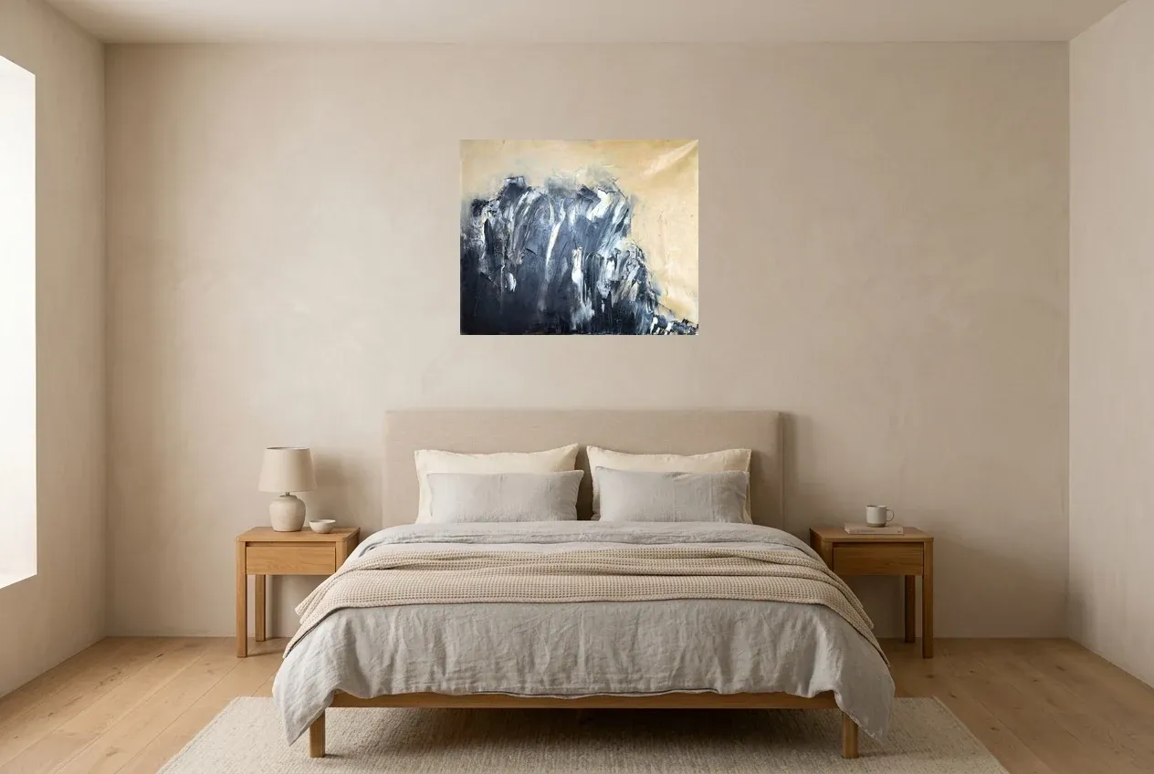 Tableau Abstrait Noir 170 “Onyx”, peinture originale à l'huile par Régine Gardan, 73 × 60 cm, tableau noir accroché dans une chambre
