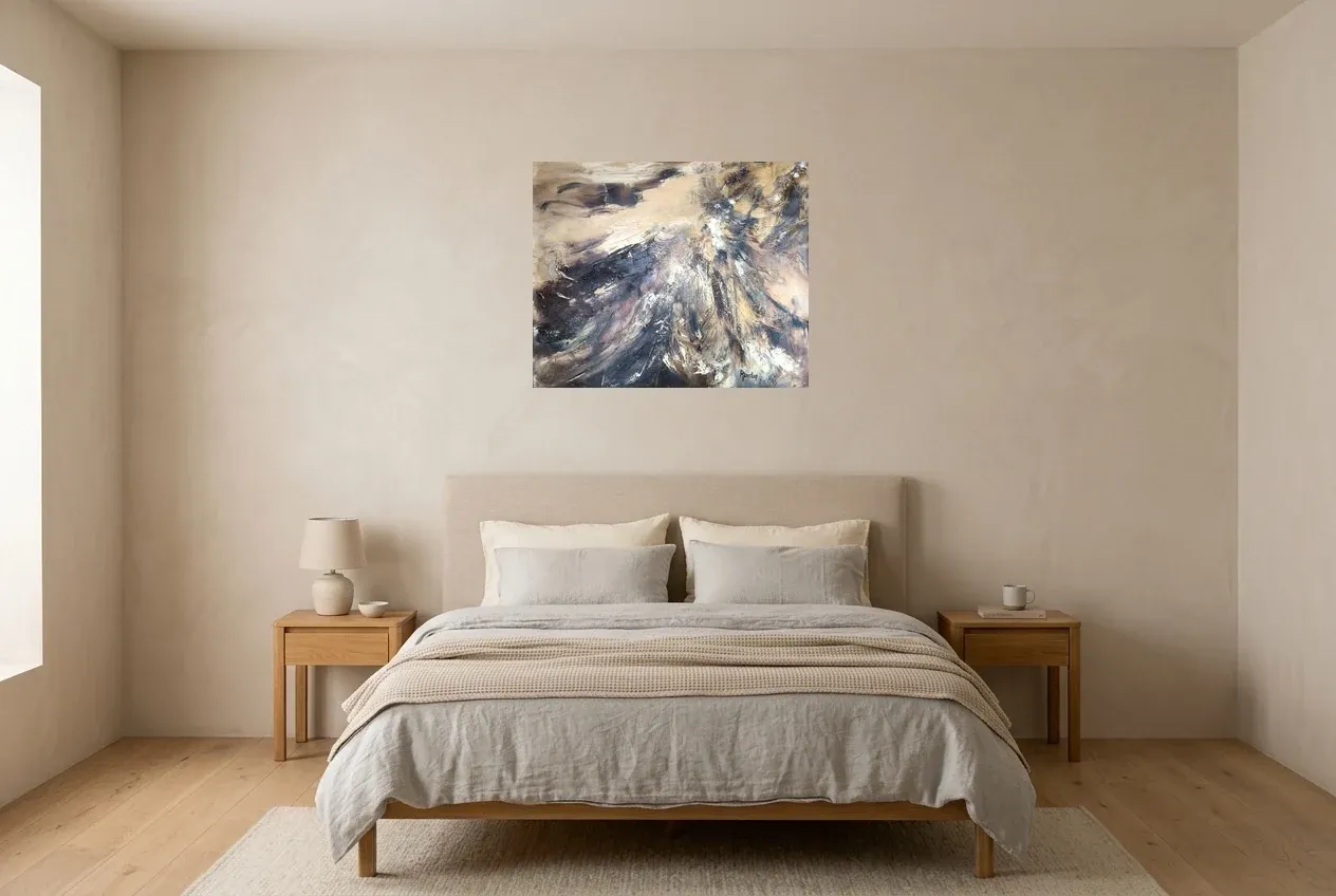 Tableau Abstrait Noir 172 “Plumes”, peinture originale à l'huile par Régine Gardan, 73 × 60 cm, tableau noir accroché dans une chambre