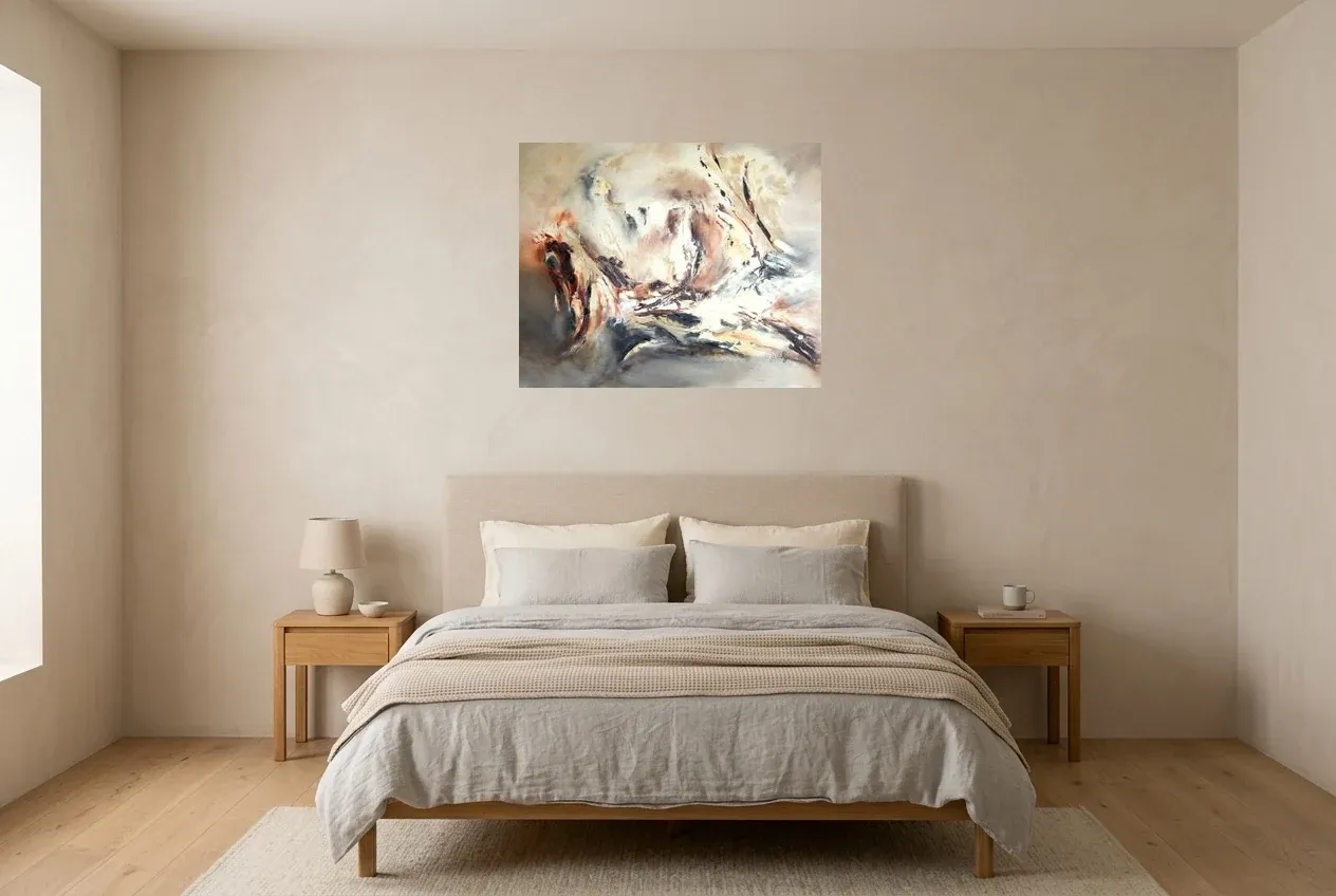 Tableau Abstrait Noir 194 “Création”, peinture originale à l'huile par Régine Gardan, 80 × 65 cm, tableau noir accroché dans une chambre