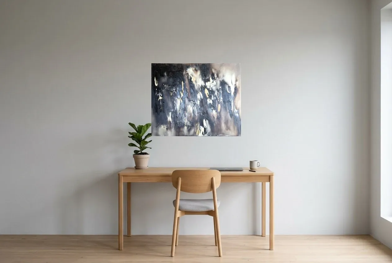 Tableau Abstrait Noir 199 “Fusion”, peinture originale à l'huile par Régine Gardan, 80 × 65 cm, tableau noir accroché dans un bureau