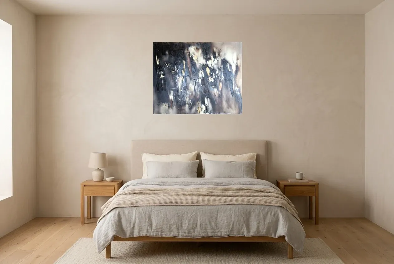 Tableau Abstrait Noir 199 “Fusion”, peinture originale à l'huile par Régine Gardan, 80 × 65 cm, tableau noir accroché dans une chambre